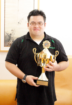 クラゴンと準優勝のトロフィー